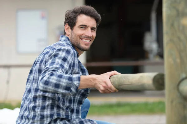 Handwerker Freien Montiert Holzzaun — Stockfoto