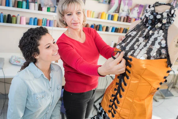 Deux Femmes Tailleur Dans Leur Atelier Travail — Photo