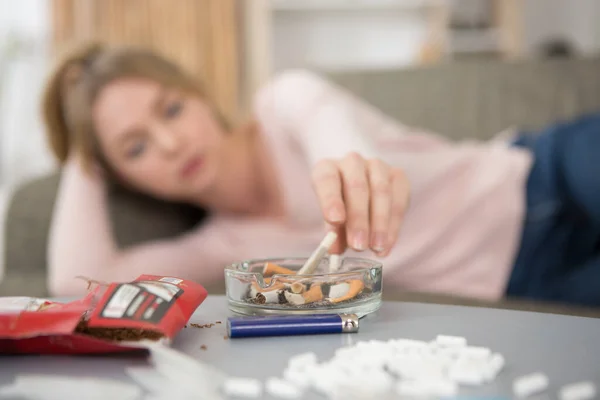 Hölgy Kanapén Cigarettáért Nyúlt Hamutartóba — Stock Fotó