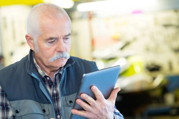 Senior Man Zoek Naar Tablet Hardware Winkel — Stockfoto