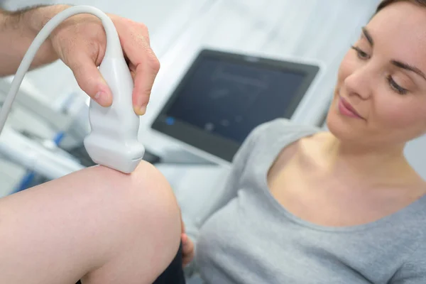 Vrouw Met Ultrasoon Onderzoek Van Haar Knie — Stockfoto