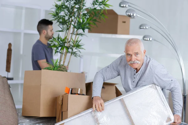 Neto Ajudando Seu Avô Mudar — Fotografia de Stock