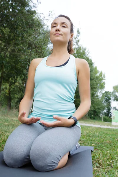 Poklidná Žena Klečí Venku Medituje — Stock fotografie