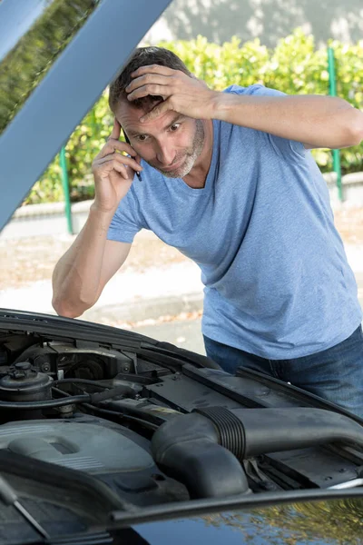 Gefrustreerde Man Belt Hulp Langs Weg Afbraak — Stockfoto