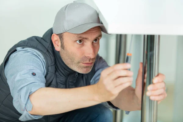 Handyman Assembles Breakfast Bar Using Screwdriver — Stock Photo, Image