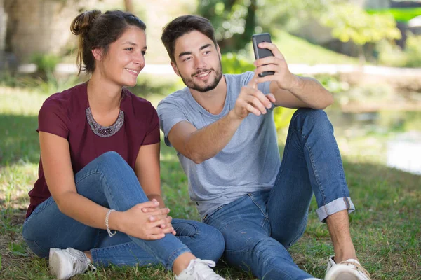 Lyckligt Par Tar Selfie Utomhus — Stockfoto