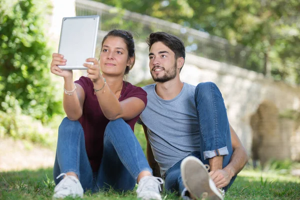 Selfie Digitaalisen Tabletin Kanssa — kuvapankkivalokuva