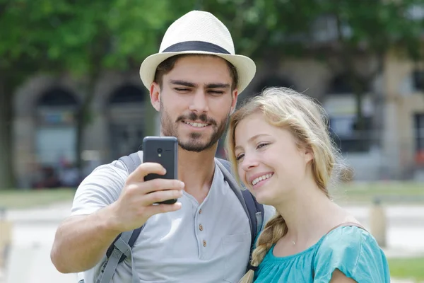 Turista Casal Mulher Homem Tomando Férias Selfie — Fotografia de Stock