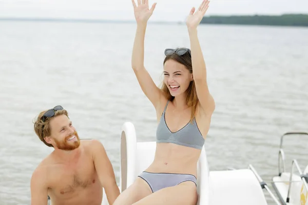 Paar Hat Spaß Auf Dem Tretboot — Stockfoto