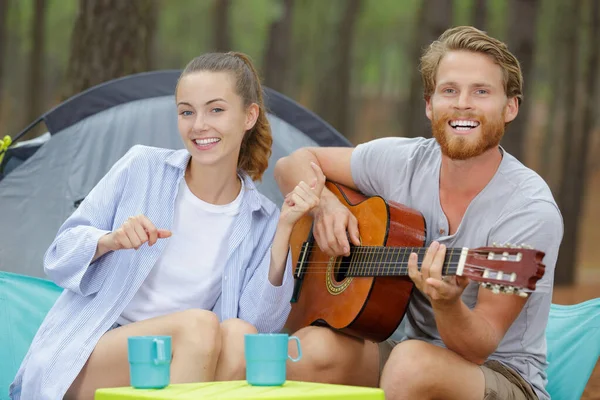 Casal Feliz Com Guitarra Perto Tenda — Fotografia de Stock