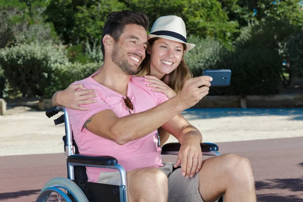 Homem Com Deficiência Com Sua Esposa Divertindo Tirando Fotos Selfie — Fotografia de Stock