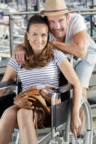 Couple Fauteuil Roulant Promenant Dans Port — Photo