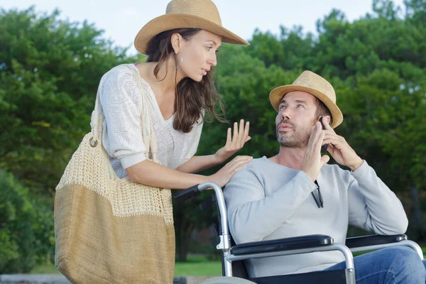 Mężczyzna Wózku Inwalidzkim Jego Żona Rozmawiają Zewnątrz — Zdjęcie stockowe