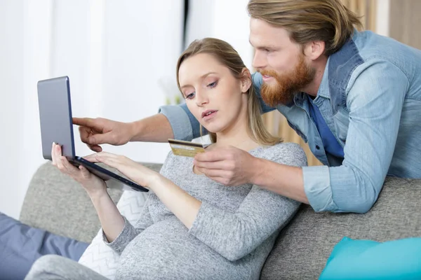 Schwangere Junge Paare Sitzen Auf Dem Sofa Und Kaufen Online — Stockfoto