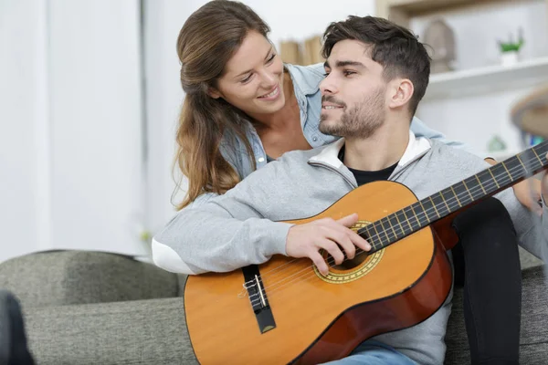 Pareja Romántica Están Casa Hombre Toca Una Guitarra — Foto de Stock
