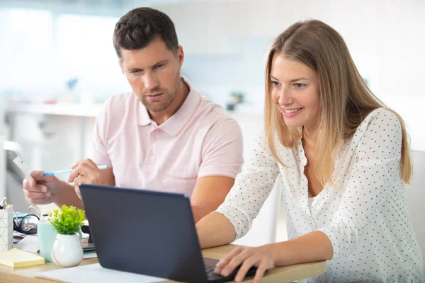 Par Med Laptop Köket — Stockfoto