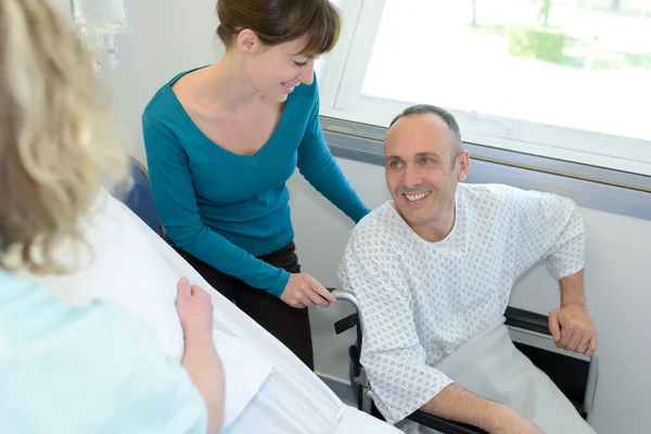 Gelukkige Mannelijke Patiënt Met Behulp Van Een Rolstoel Het Ziekenhuis — Stockfoto