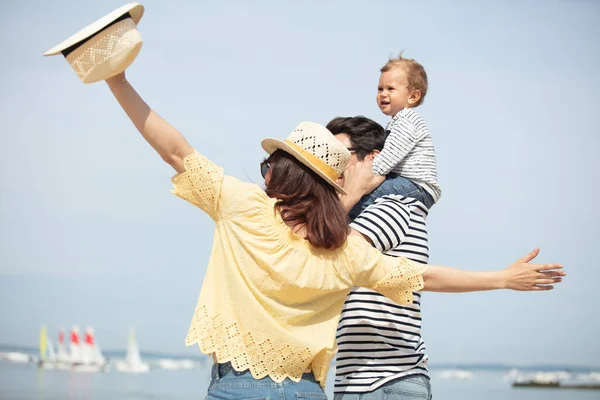 海沿いを歩く幸せな美しい家族 — ストック写真
