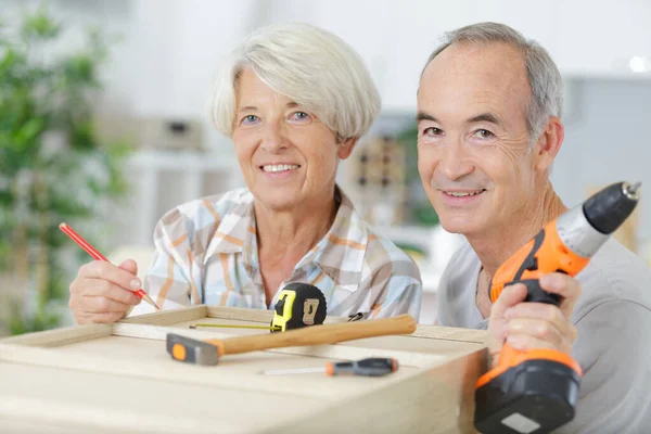 Feliz Casal Sênior Fazendo Diy — Fotografia de Stock