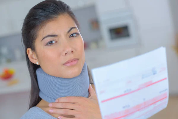 Frau Mit Nackenverletzung Liest Brief Von Versicherung — Stockfoto