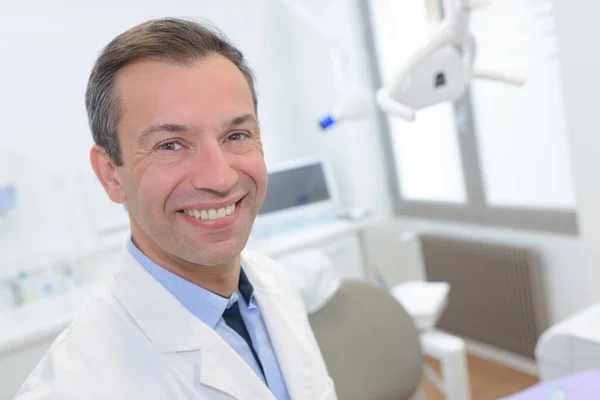 Улыбающийся Дантист Стоматолог — стоковое фото