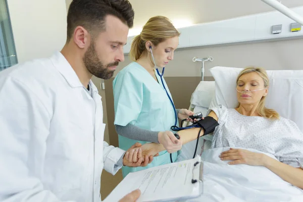 Infermiere Medico Che Prendono Paziente Con Pressione Sanguigna Ospedale — Foto Stock