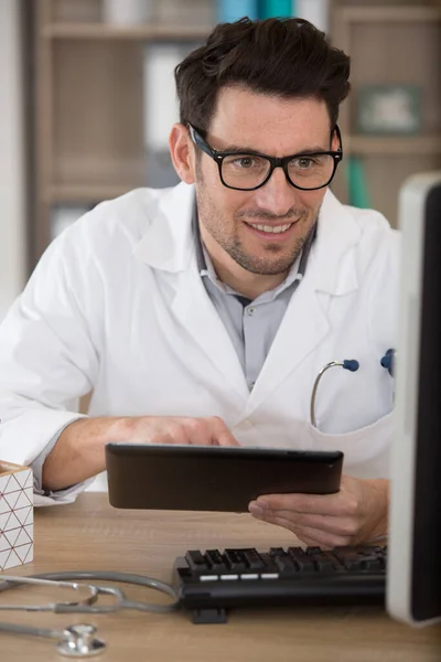 Beau Médecin Bureau Utilisant Une Tablette Numérique — Photo