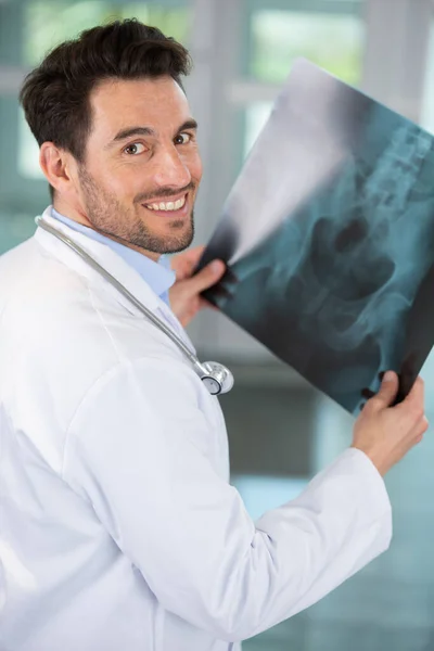 Perto Sorrir Médico Masculino Segurando Raio — Fotografia de Stock