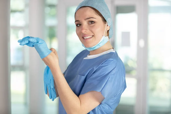 Vrouw Dokter Uniform Het Aantrekken Van Latex Handschoenen — Stockfoto