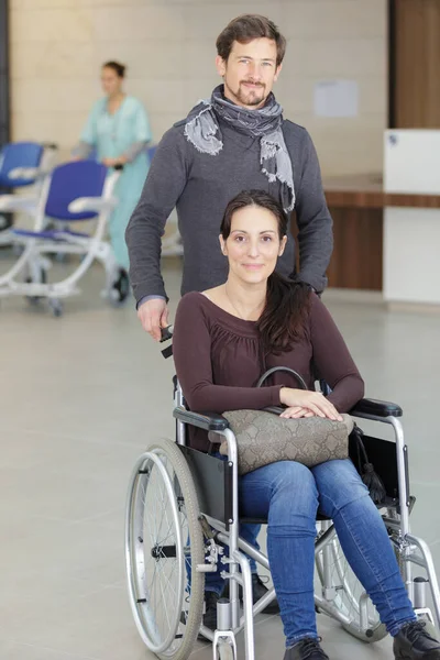 Muž Pečující Invalidní Manželku — Stock fotografie