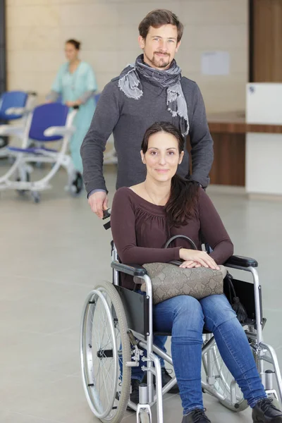 Homem Cuidando Esposa Incapacitada — Fotografia de Stock