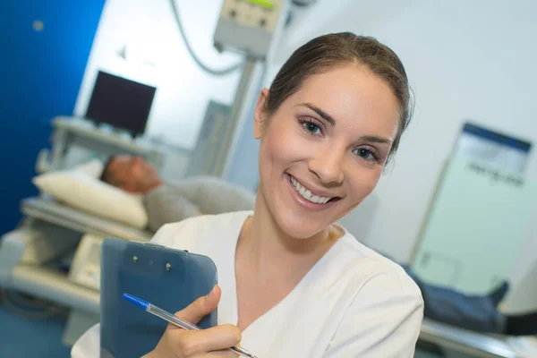 Hermosa Sonriente Doctora Sosteniendo Portapapeles —  Fotos de Stock