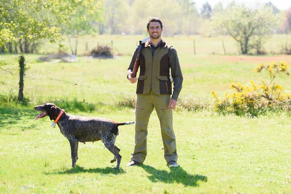 Chasseur Mâle Avec Chien — Photo