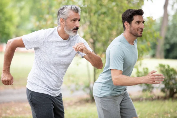 Zwei Sportler Joggen Park — Stockfoto