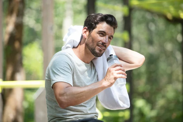 Mann Trinkt Wasser Nach Dem Laufen — Stockfoto