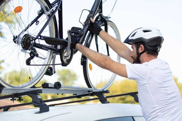 Man Fiets Kleding Beschermende Helm Installeert Zijn Mountainbike — Stockfoto