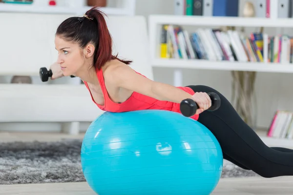 Jeune Sportive Faisant Des Exercices Avec Balle Haltères — Photo