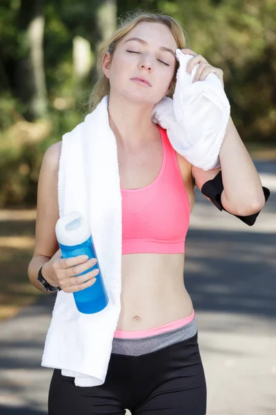 Vrouw Jogger Vegen Haar Wenkbrauw Met Een Handdoek — Stockfoto