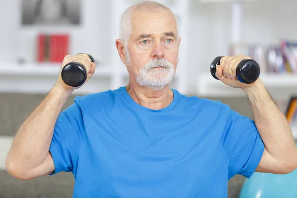 Macho Sênior Com Halteres Casa — Fotografia de Stock