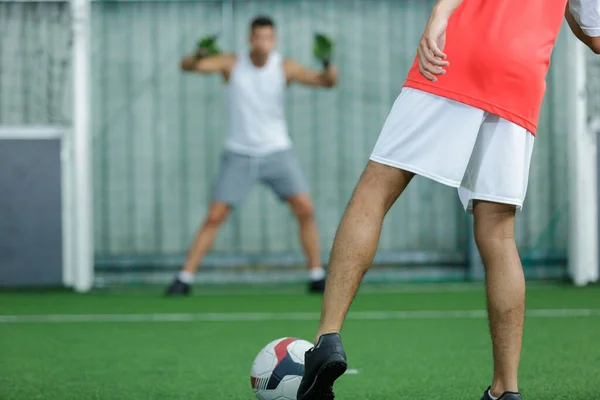 Giocatore Calcio Sta Sparando Una Palla — Foto Stock