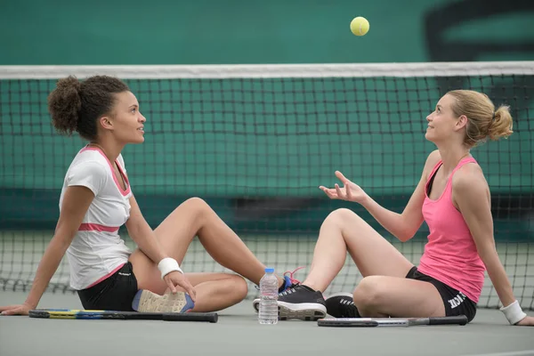 Kadın Tenis Kortunda Oturmuş Havaya Top Fırlatıyor — Stok fotoğraf