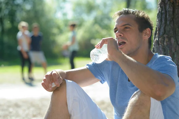 Uomo Sportivo Pensoso Acqua Potabile All Aperto — Foto Stock