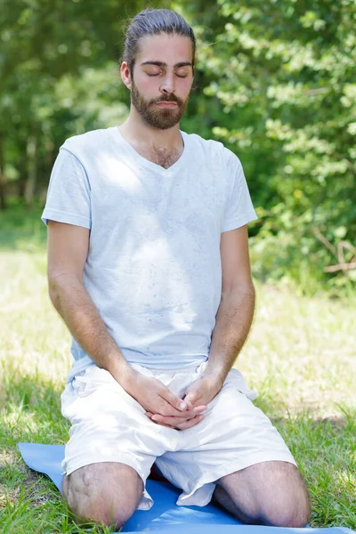 Joven Hombre Meditando Aire Libre — Foto de Stock