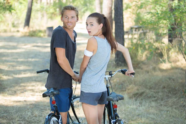 Bisikletli Çift Şaşkınlıkla Bizi Izliyor — Stok fotoğraf