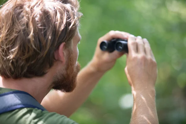 Mann Mit Rucksack Blickt Durch Fernglas — Stockfoto