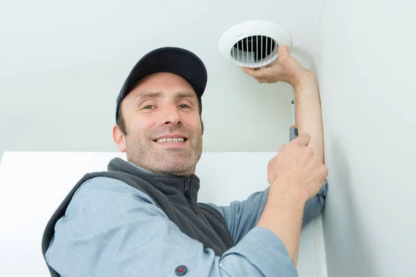 Arbetstagare Reparera Tak Luftkonditionering — Stockfoto