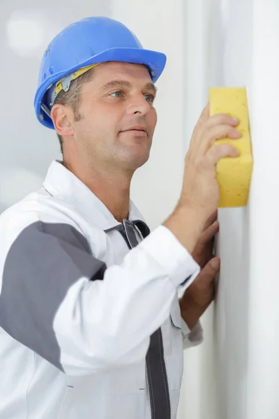 Professioneller Dekorateur Mit Schwamm Der Wand — Stockfoto