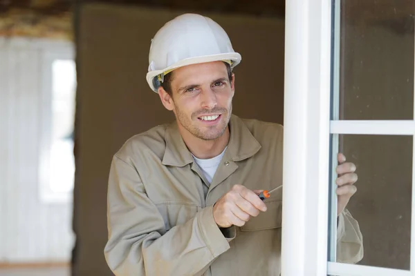 Retrato Construtor Usando Chave Fenda Para Ajustar Janelas Vidros Duplos — Fotografia de Stock