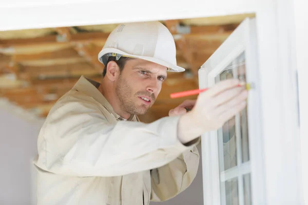 Manlig Byggare Mäter Ett Fönster — Stockfoto