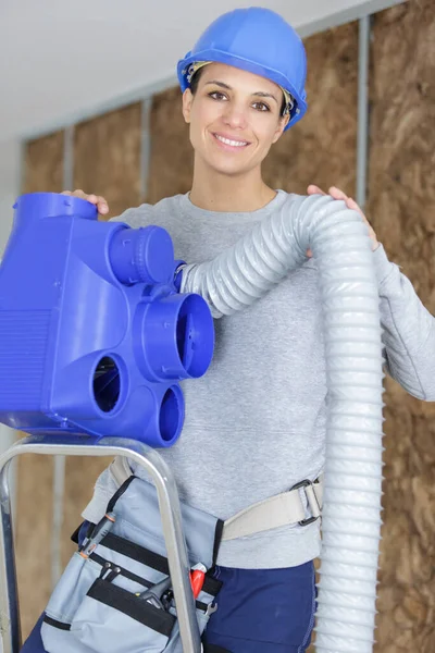 Construtor Fêmea Segurando Unidade Ventilação — Fotografia de Stock